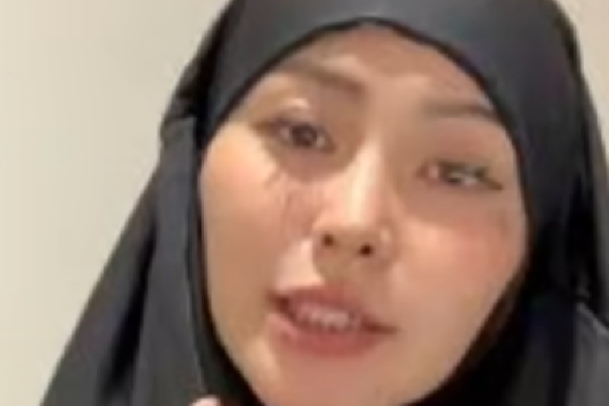 Kae Asakura, Bintang Film Dewasa Jepang yang Dikabarkan Menjadi Mualaf: Dari Hijab Hingga Puasa Ramadan 2025